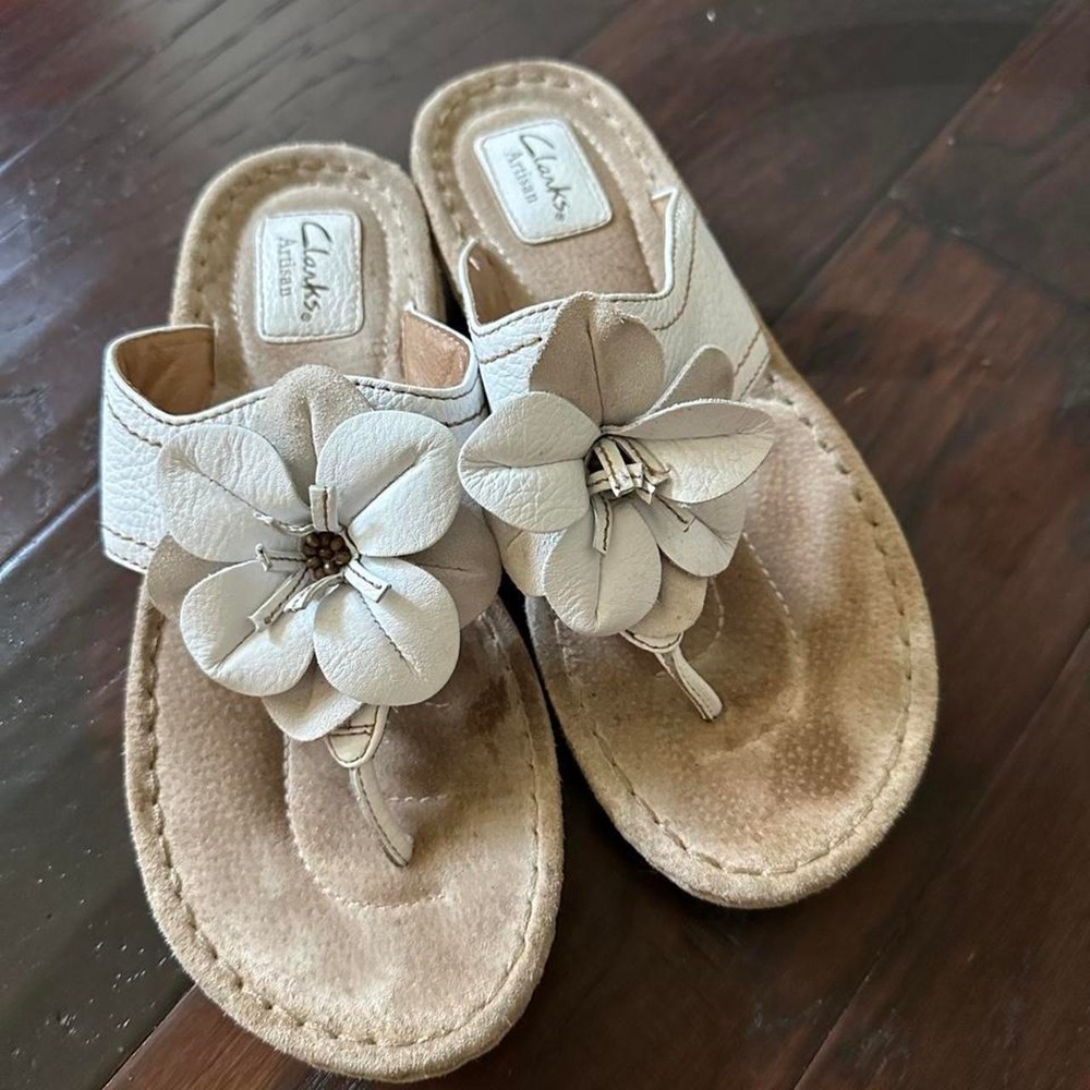 Clarks Artisan Women's Sandals Size 8.5 M White Leather Floral Thong Slides